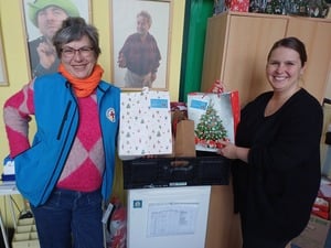 Sozialarbeiterin Silvia Härle (links), Svenia Schulte (rechts) vom Verein „IN VIA“ in der Bahnhofsmission am Ostbahnhof. 