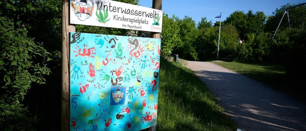 In einer Nacht im Mai wurde der Spielplatz zum Tatort - nun sind der Haupttäter und mehrere Beteiligte verurteilt worden. (Archivbild)