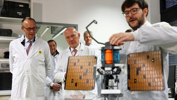 Bundeskanzler Friedrich Merz und Berlins Regierender Bürgermeister Kai Wegner schauten sich Anfang Dezember in den Laboren von BST um.