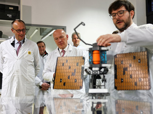 Bundeskanzler Friedrich Merz und Berlins Regierender Bürgermeister Kai Wegner schauten sich Anfang Dezember in den Laboren von BST um.