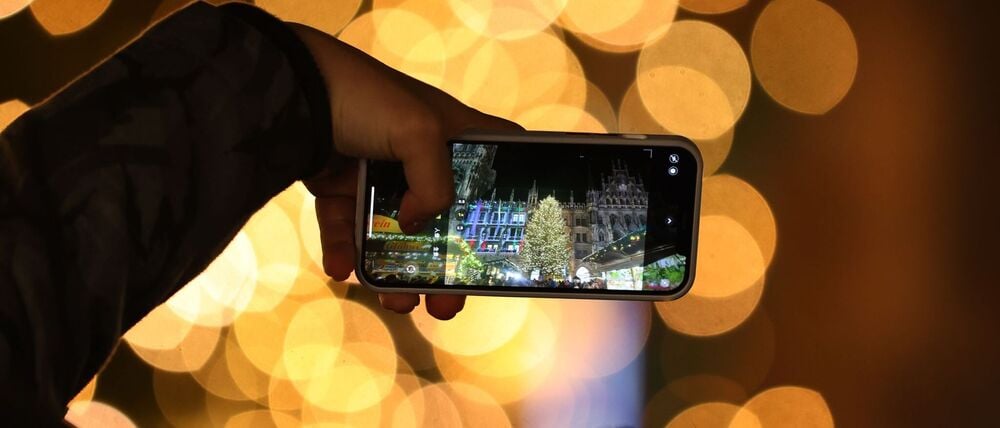 Unter Umständen fühlen sich Menschen von der Handynutzung in der Weihnachtszeit gestört. (Symbolbild)