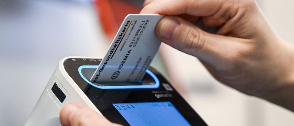 Aufgrund einer bundesweit verpflichtenden technischen Umstellung zum neuen Jahr kann es laut KV Berlin in Praxen zu längeren Wartezeiten kommen. (Archivbild)