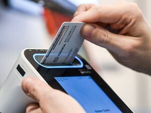 Aufgrund einer bundesweit verpflichtenden technischen Umstellung zum neuen Jahr kann es laut KV Berlin in Praxen zu längeren Wartezeiten kommen. (Archivbild)