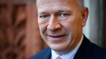 Kai Wegner und seine Mutter haben den Vater beim Weihnachtsessen jahrelang überstimmt. (Archivbild)