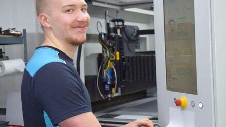 Robert Norwik Ziegler, Graveur mit der Spezialisierung Reliefgraviertechnik, hat beim Bundeswettbewerb „German Craft Skills“ den ersten Platz erreicht.