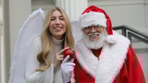 Evamarie und Reinhard Pfitzner haben als Engel und Weihnachtsmann viel zu tun.
