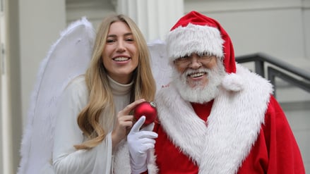 Evamarie und Reinhard Pfitzner haben als Engel und Weihnachtsmann viel zu tun.