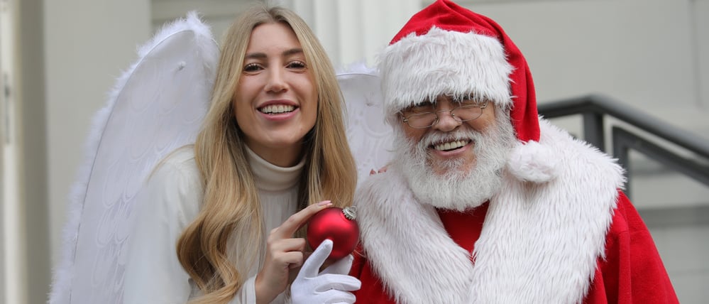 Evamarie und Reinhard Pfitzner haben als Engel und Weihnachtsmann viel zu tun.