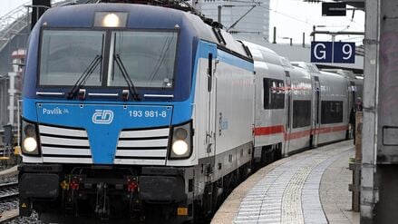 Angemietete Loks müssen derzeit wegen fehlender Zulassungen für den eigentlichen Steuerwagen noch den neuen ICE L ziehen.