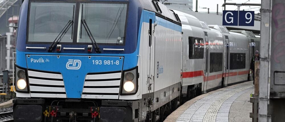 Angemietete Loks müssen derzeit wegen fehlender Zulassungen für den eigentlichen Steuerwagen noch den neuen ICE L ziehen.