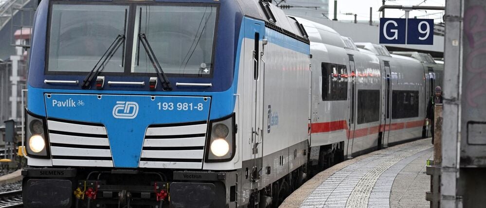 Angemietete Loks müssen derzeit wegen fehlender Zulassungen für den eigentlichen Steuerwagen noch den neuen ICE L ziehen.