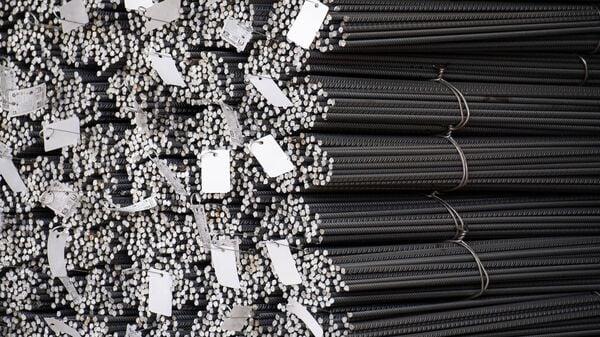 Die Hennigsdorfer Elektrostahlwerke GmbH nimmt nach rund einem Jahr Kurzarbeit die Produktion wieder auf. (Archivbild)