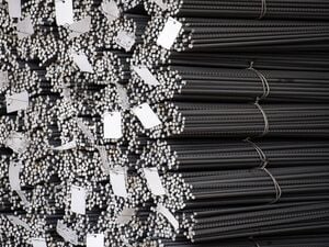 Die Hennigsdorfer Elektrostahlwerke GmbH nimmt nach rund einem Jahr Kurzarbeit die Produktion wieder auf. (Archivbild)