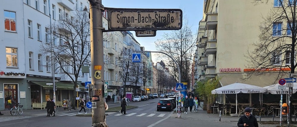 Für manche ein Sehnsuchtsort, für andere einfach nur schlimm: die Simon-Dach-Straße.