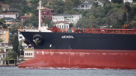 Der Öltanker „Qendil“ am 6. November bei der Fahrt über den Bosporus in Istanbul.