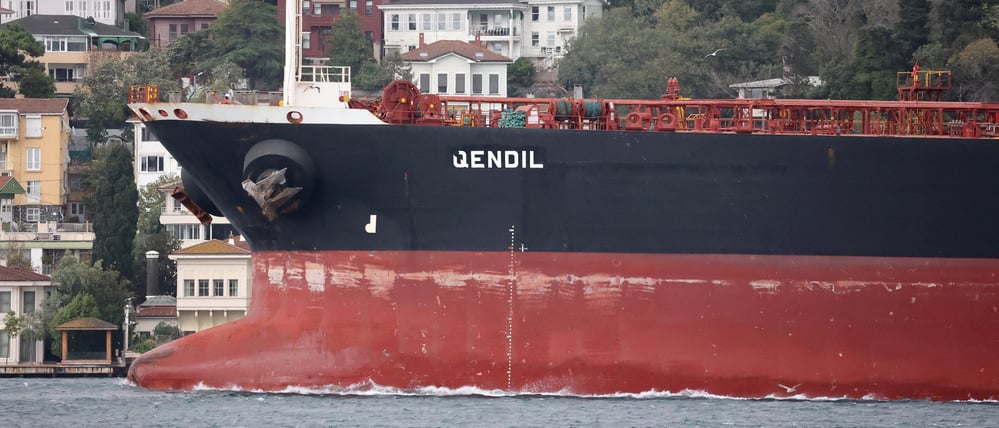Der Öltanker „Qendil“ am 6. November bei der Fahrt über den Bosporus in Istanbul.