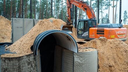 17.12.2025, Estland: Baustelle an der Grenze zu Russland. In Estland haben die vorbereitenden Arbeiten für den Bau der ersten fünf Bunker begonnen.