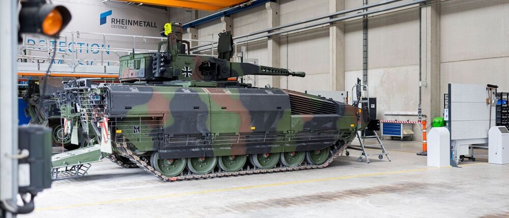 Ein Puma-Schützenpanzer in einer Halle des Rheinmetall-Werks im niedersächsischen Unterlüß.