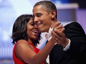 Barack Obama und First Lady Michelle Obama singen und tanzen gemeinsam am 21. Januar 2013 beim Inaugurationsball im Walter E. Washington Convention Center in Washington.
