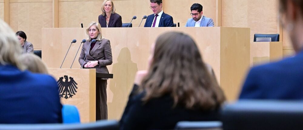 Ministerin Nina Warken will den Druck für Beitragserhöhungen vermindern.