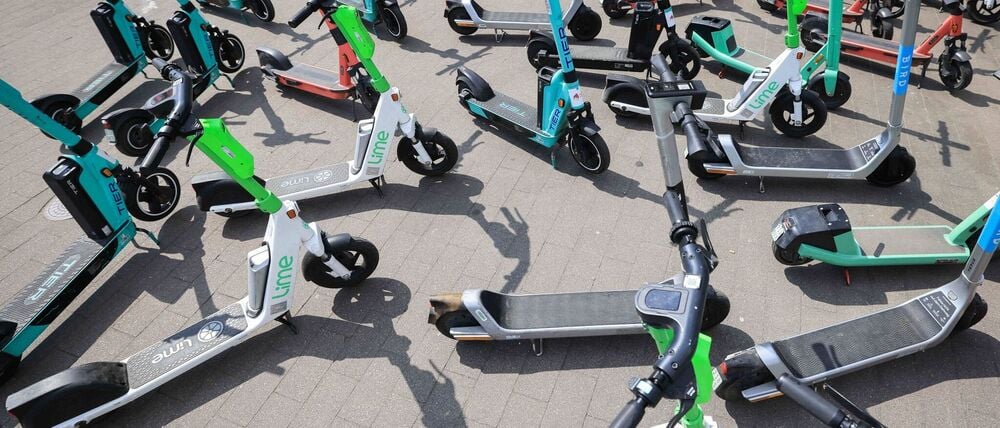 E-Scooter spalten die Gemüter: Die einen nervt es, dass sie auf dem Gehweg herumstehen – die anderen finden sie ungemein praktisch, um schnell voranzukommen.