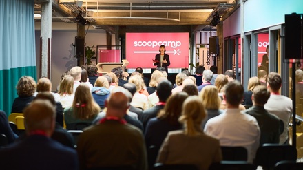 scoopcamp 2026 in Hamburg: Save the Date! (Im Bild: Dr. Nina Klaß, Leiterin nextMedia.Hamburg auf dem scoopcamp 2024) // Weiterer Text über ots und www.presseportal.de/nr/106987 / Die Verwendung dieses Bildes für redaktionelle Zwecke ist unter Beachtung aller mitgeteilten Nutzungsbedingungen zulässig und dann auch honorarfrei. Veröffentlichung ausschließlich mit Bildrechte-Hinweis.