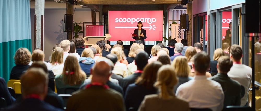 scoopcamp 2026 in Hamburg: Save the Date! (Im Bild: Dr. Nina Klaß, Leiterin nextMedia.Hamburg auf dem scoopcamp 2024) // Weiterer Text über ots und www.presseportal.de/nr/106987 / Die Verwendung dieses Bildes für redaktionelle Zwecke ist unter Beachtung aller mitgeteilten Nutzungsbedingungen zulässig und dann auch honorarfrei. Veröffentlichung ausschließlich mit Bildrechte-Hinweis.