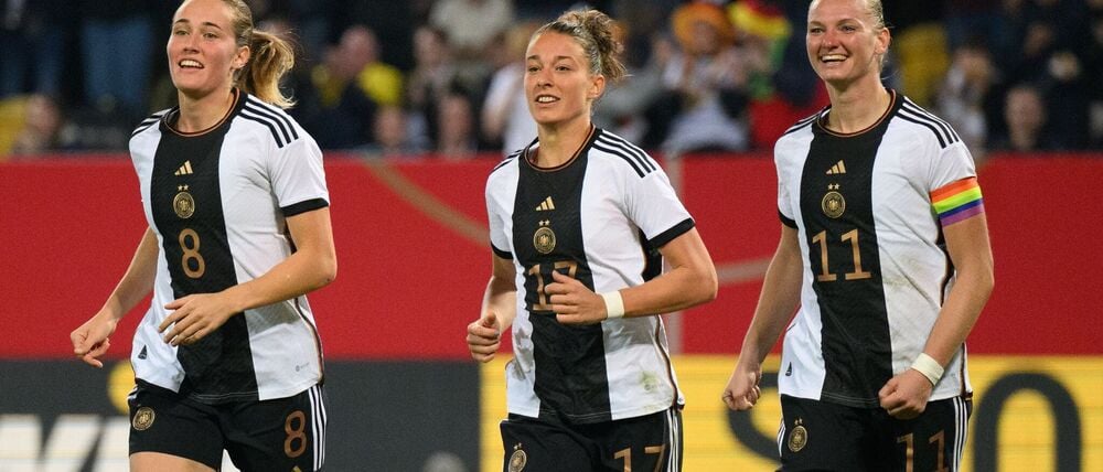 Alexandra Popp (r.) erzielte 2022 in Dresden zwei Tore gegen Frankreich.(Archivbild)