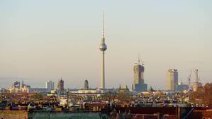 Der Fernsehturm steht in Mitte – wie viele Neubauten, die das Bild Berlins in der Gegenwart prägen.