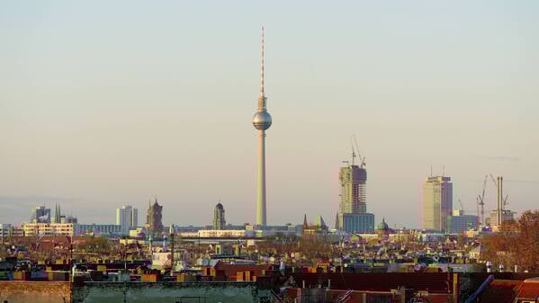Der Fernsehturm steht in Mitte – wie viele Neubauten, die das Bild Berlins in der Gegenwart prägen.