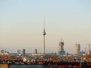 Blick über die Stadt in Richtung Alexanderplatz. 