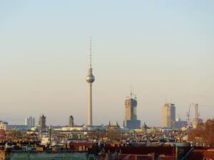 Der Fernsehturm steht in Mitte – wie viele Neubauten, die das Bild Berlins in der Gegenwart prägen.