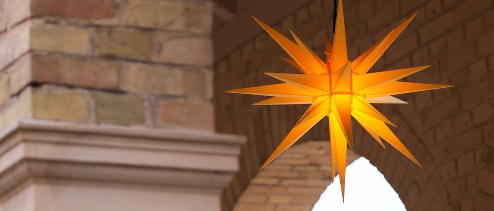 Ein Herrnhuter Stern an der Kirche Bornstedt in Potsdam.