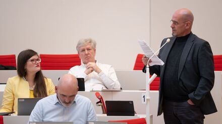 Die Abgeordneten Jouleen Gruhn und André von Ossowski (hinten).