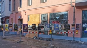 Verheerende Kugelbomben: Zerstörungen am betroffenen Wohnhaus in der Vorbergstraße in Berlin-Schöneberg.