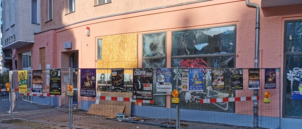 Verheerende Kugelbomben: Zerstörungen am betroffenen Wohnhaus in der Vorbergstraße in Berlin-Schöneberg.
