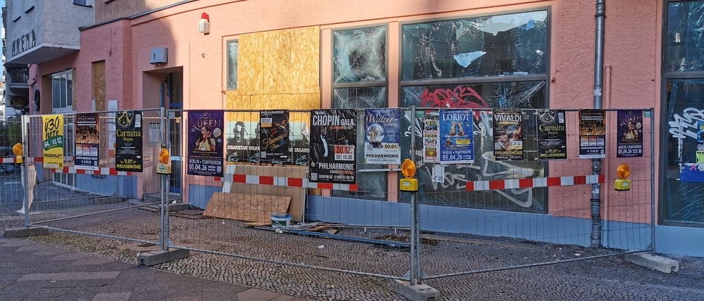 Verheerende Kugelbomben: Zerstörungen am betroffenen Wohnhaus in der Vorbergstraße in Berlin-Schöneberg.