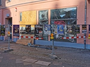 Verheerende Kugelbomben: Zerstörungen am betroffenen Wohnhaus in der Vorbergstraße in Berlin-Schöneberg.