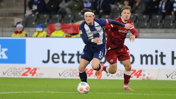 Voller Einsatz. Herthas Kapitän Fabian Reese (links) behauptet sich gegen den Bielefelder Felix Hagmann. 