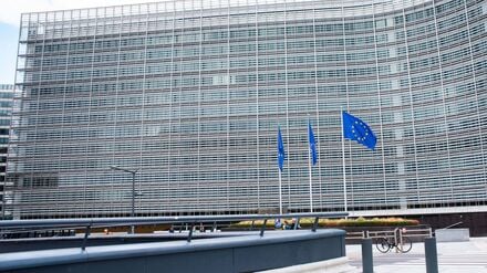 Fahnen der Europäischen Union wehen vor dem Berlaymont-Gebäude in Brüssel, dem Sitz der EU-Kommission.