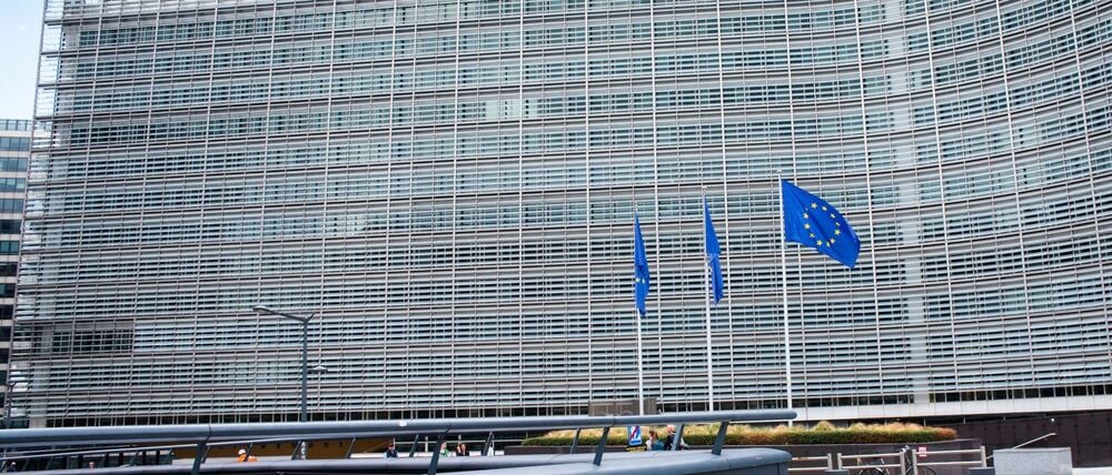 Fahnen der Europäischen Union wehen vor dem Berlaymont-Gebäude in Brüssel, dem Sitz der EU-Kommission.