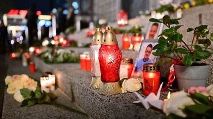 Blumen liegen vor dem offiziellen Gedenken an den Anschlag auf den Weihnachtsmarkt am Breitscheidplatz am 19. Dezember 2016 am Mahnmal «Der Riss».