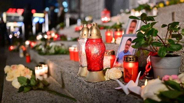 Blumen liegen vor dem offiziellen Gedenken an den Anschlag auf den Weihnachtsmarkt am Breitscheidplatz am 19. Dezember 2016 am Mahnmal «Der Riss».