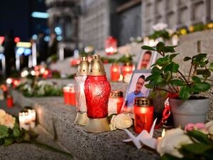 Blumen liegen vor dem offiziellen Gedenken an den Anschlag auf den Weihnachtsmarkt am Breitscheidplatz am 19. Dezember 2016 am Mahnmal «Der Riss».