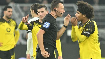 Karim Adeyemi (re.) war auf dem Platz wieder emotional - und ärgerte sich wenig später über seine Auswechslung.