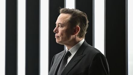 Elon Musk soll die 2018 zugesagten Aktien doch noch bekommen. (Archivbild)