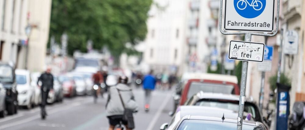 Getrennte Bereiche für Radfahrer und Autoverkehr tragen zu mehr Sicherheit bei. (Archivbild) 