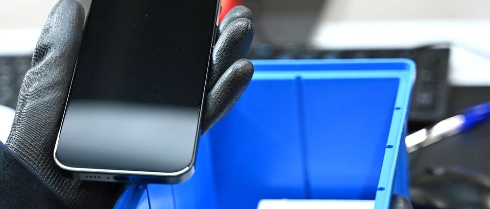 Ein gebrauchtes Smartphone wird generalüberholt und für den Wiederverkauf flottgemacht. (Symbolbild)