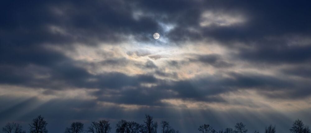 Graue Wolken, Nebel und milde Temperaturen prägen den vierten Advent in Berlin und Brandenburg. (Archivbild)