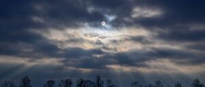 Graue Wolken, Nebel und milde Temperaturen prägen den vierten Advent in Berlin und Brandenburg. (Archivbild)